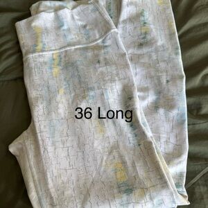 Fabletics White Abstract Pattern Leggings